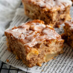 Zimtschnecken-Kuchen mit Apfel