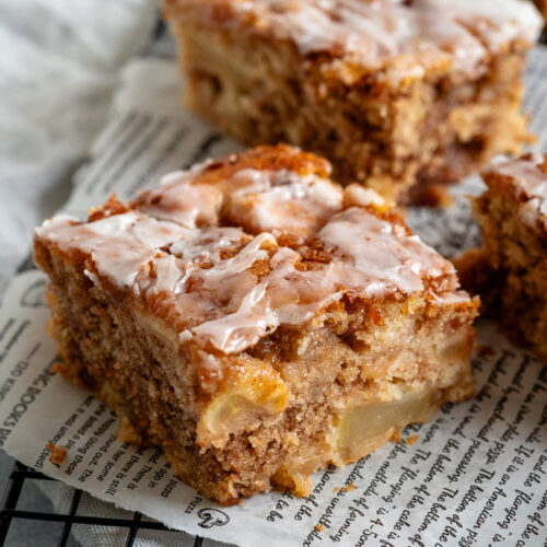 Zimtschnecken-Kuchen mit Apfel