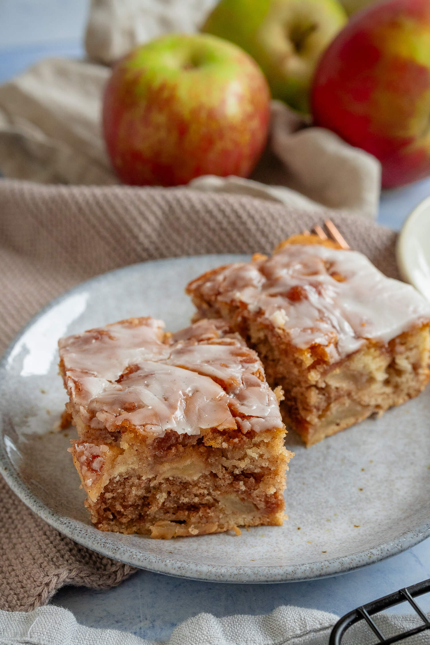 Zimtschnecken-Apfelkuchen – saftig &amp; einfach mit Rührteig