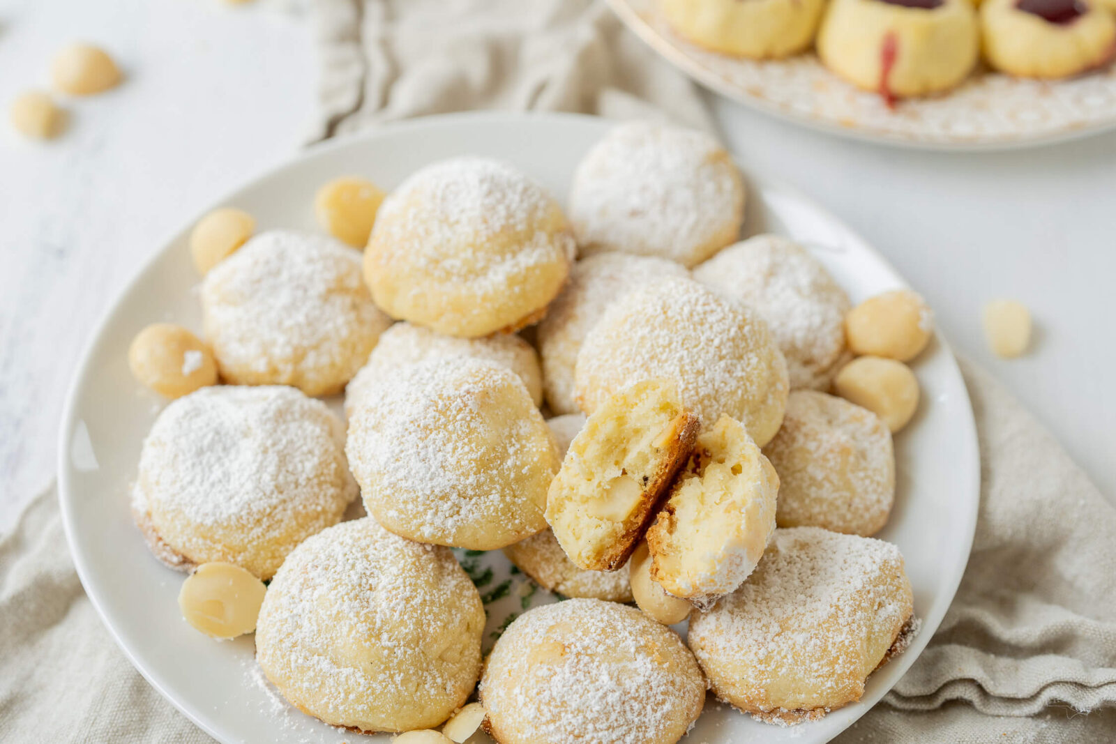 Macadamia Schneebälle -Plätzchen mit weißer Schokolade - Einfach Malene