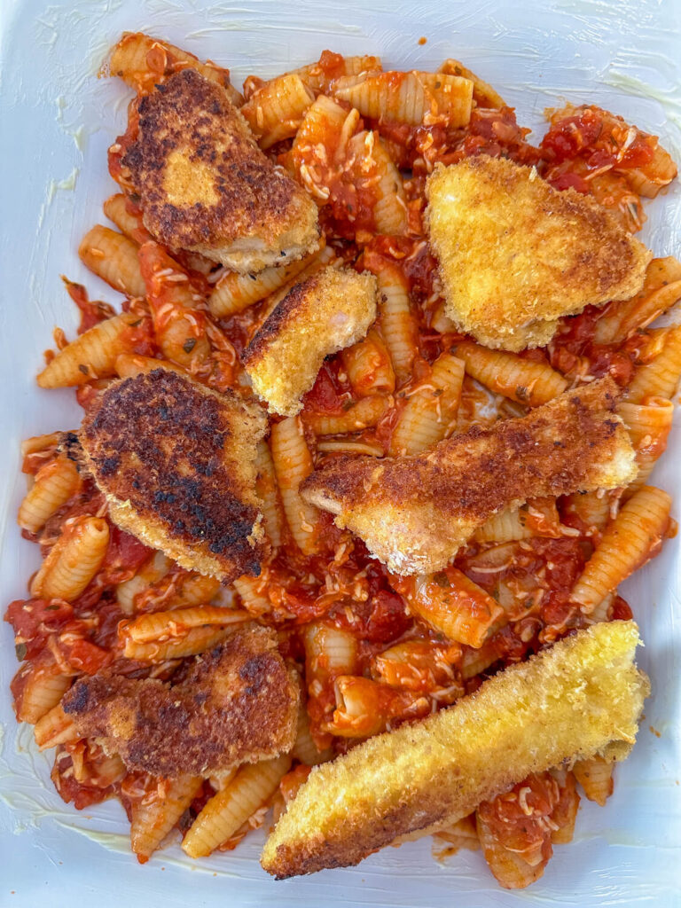 Nudelauflauf mit knusprigem Hähnchen