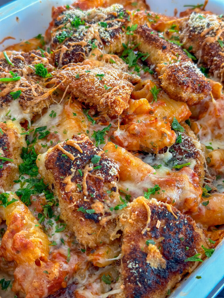Einfaches Nudelauflauf Rezept mit knusprigem Hähnchen