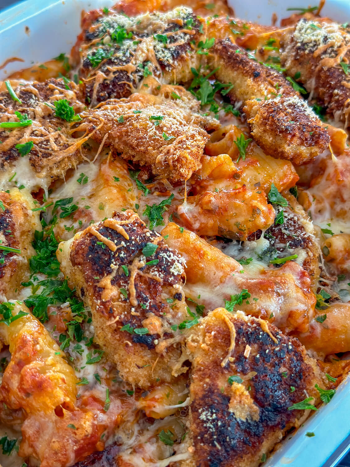 Einfaches Nudelauflauf Rezept mit knusprigem Hähnchen