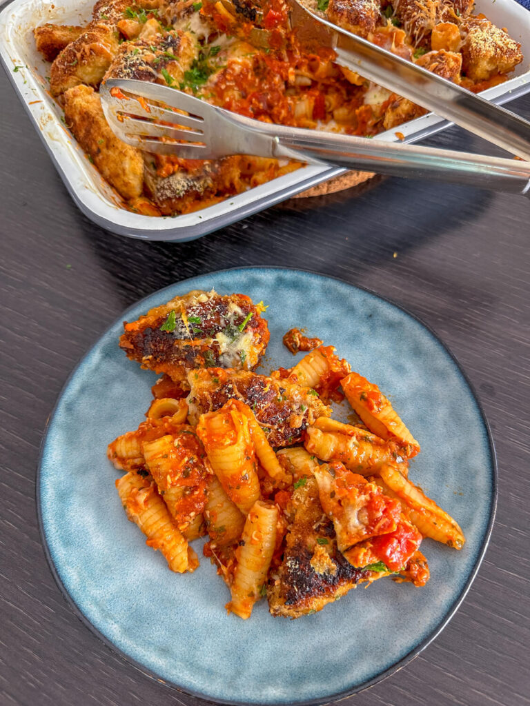 Einfaches Nudelauflauf Rezept mit knusprigem Hähnchen