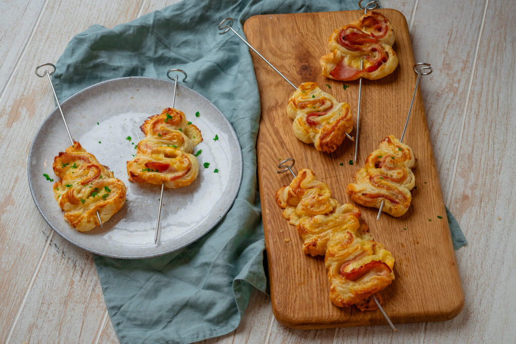 Käse Schinken Tannenbäume aus Blätterteig
