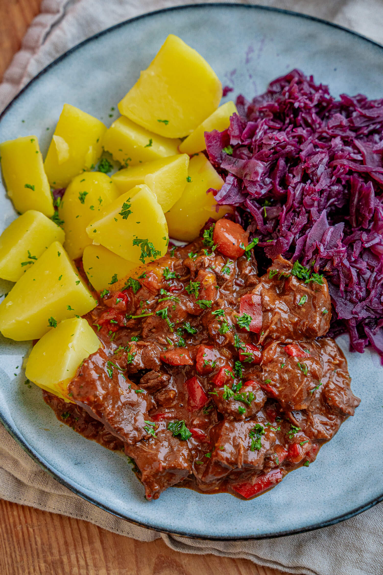 Schmor-Gulasch aus dem Ofen - einfaches Rezept für saftiges Gulasch ... Schmor-Gulasch aus dem Ofen - einfaches Rezept für saftiges Gulasch ...