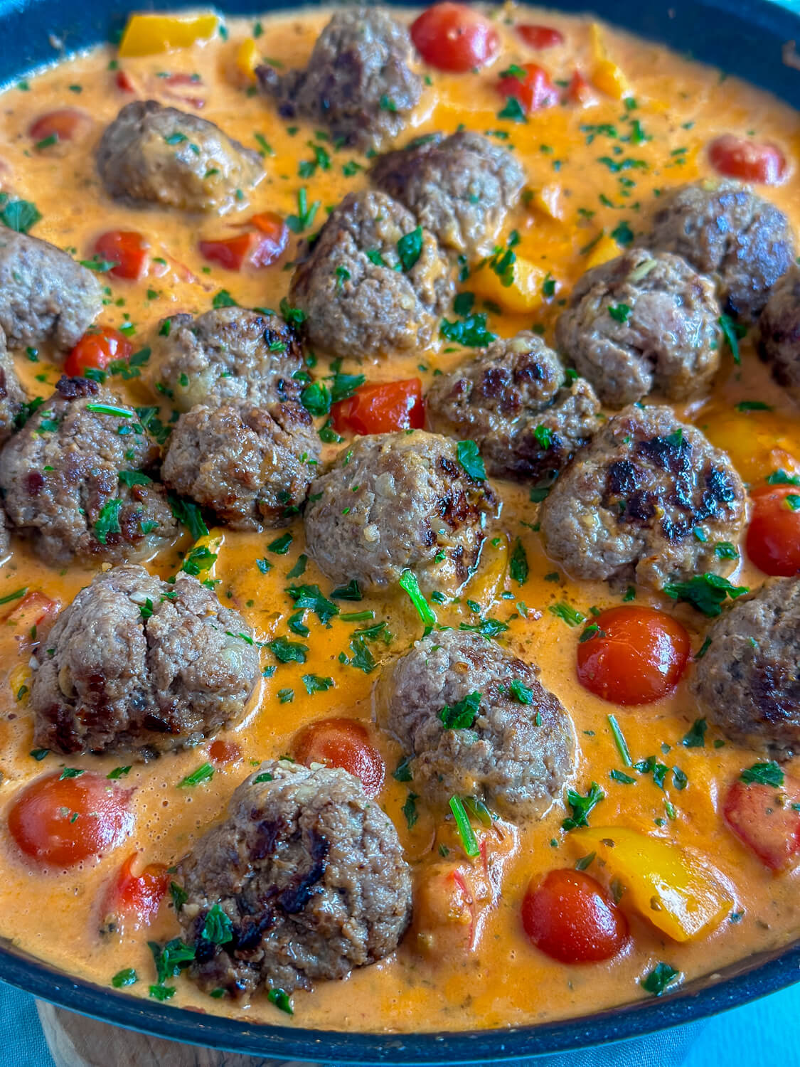 Mediterrane Hackbällchen in Tomatensoße – einfach & schnell Mediterrane Hackbällchen in Tomatensoße – einfach & schnell