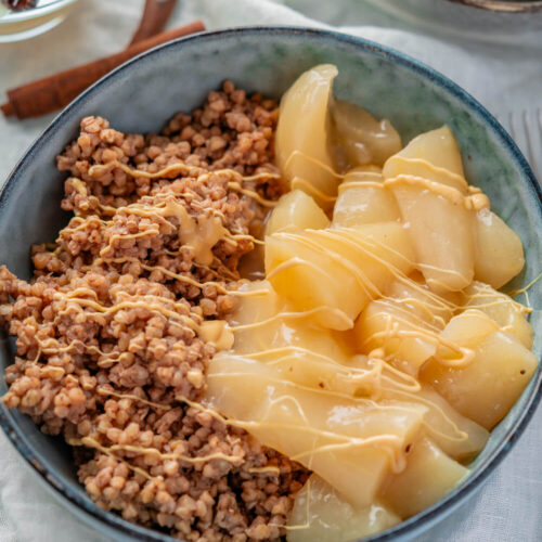 Buchweizen Porridge mit Birnenkompott