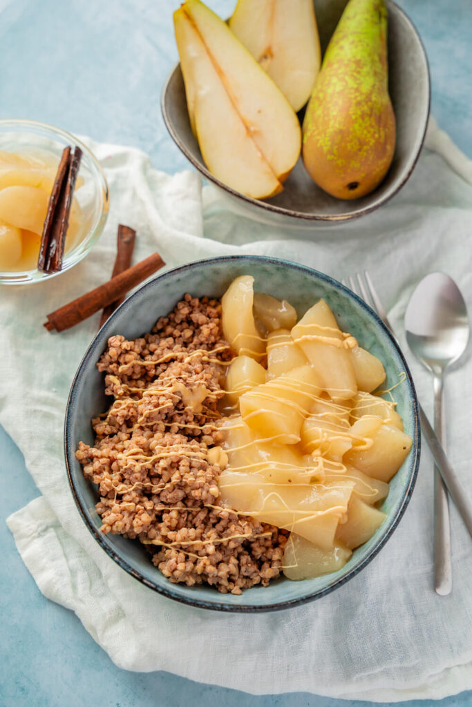 Buchweizen Porridge mit Birnenkompott