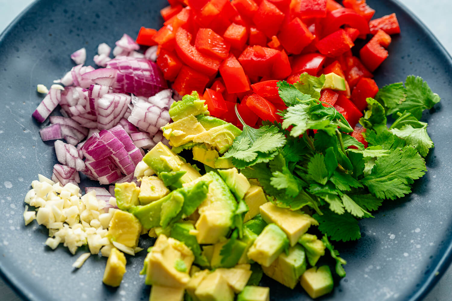 Mega leckeres Mittagessen mit Lachs und Avocado-Salsa Mega leckeres Mittagessen mit Lachs und Avocado-Salsa