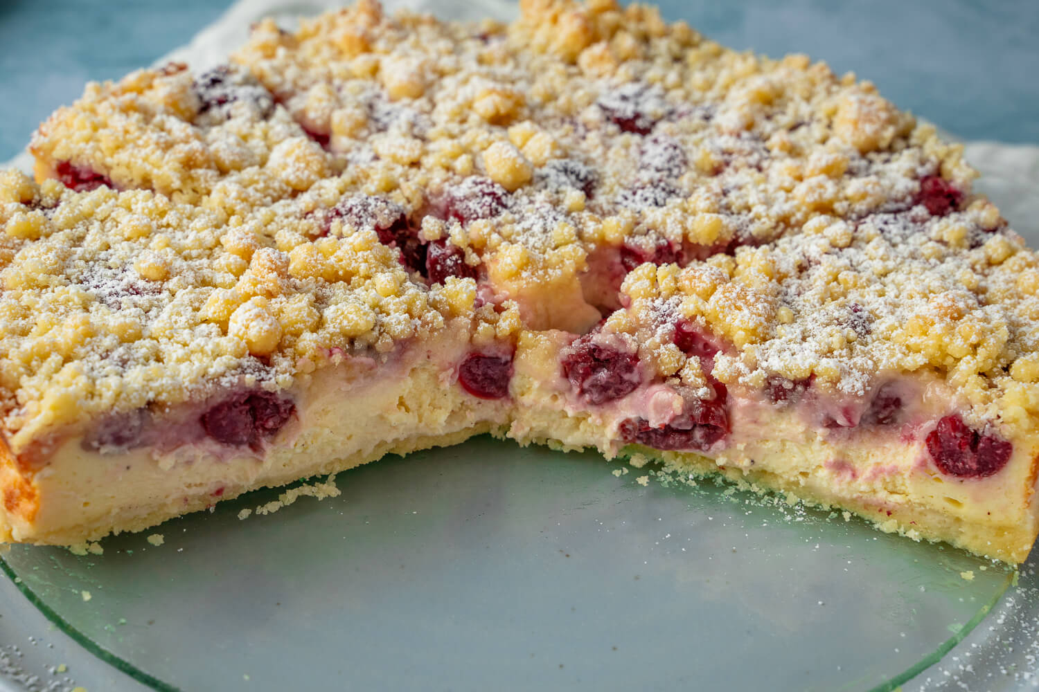 Dieser Quark-Kirsch-Kuchen mit Streuseln ist super cremig und knusprig zugleich! Schnell gemacht und einfach lecker. Perfekt für alle, die Käsekuchen lieben