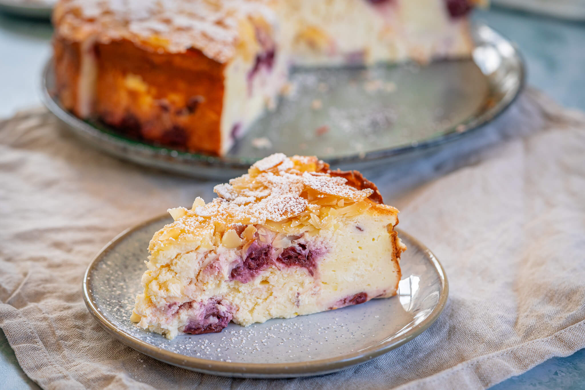 Einfacher Käsekuchen mit Quark, Kirschen & Mandeln – ohne Boden