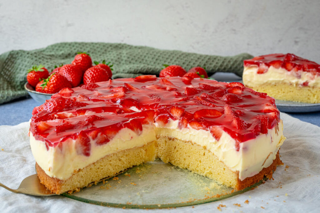 Pudding Schmandkuchen mit frischen Erdbeeren