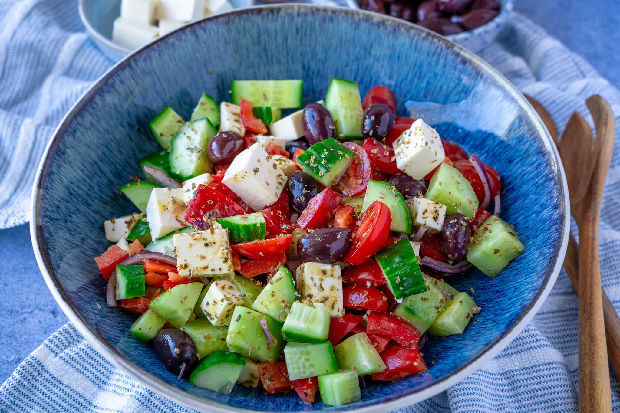 Schneller Feta-Salat mit Tomaten, Gurke, Oliven & cremigem Dressing
