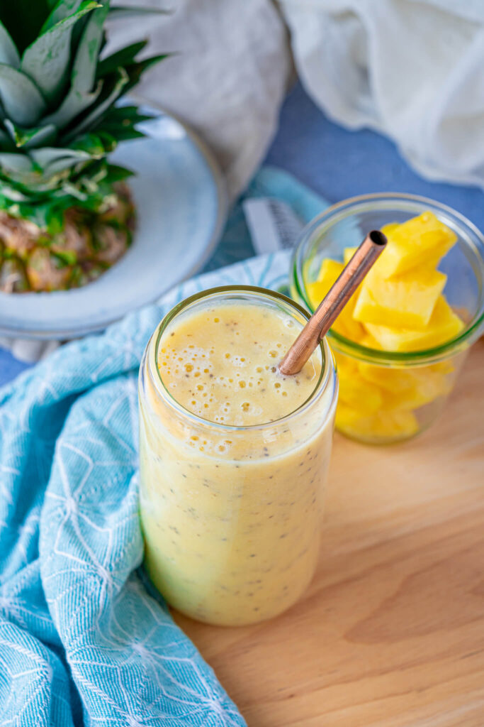 Ananas Smoothie mit Kokosmilch und Banane
