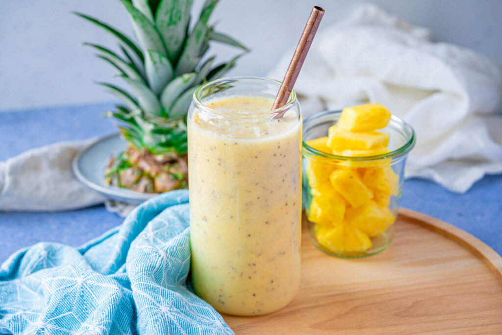 Ananas Smoothie mit Kokos und Banane – einfach und lecker