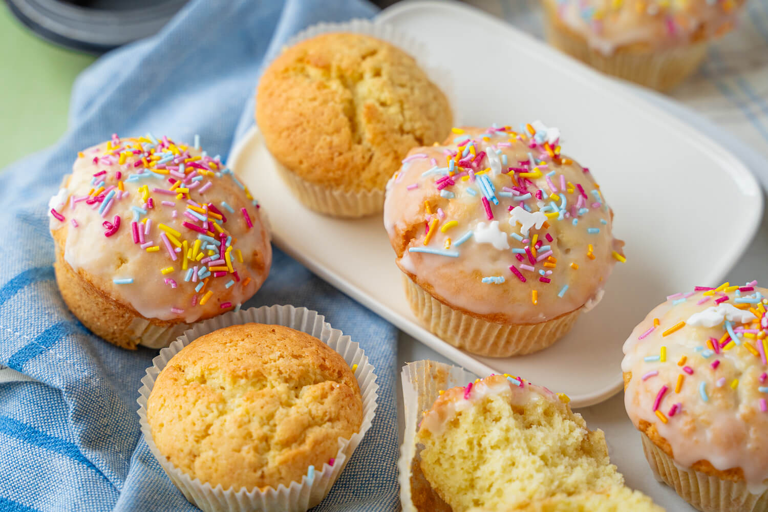 Zitronen Muffins mit bunten Streuseln
