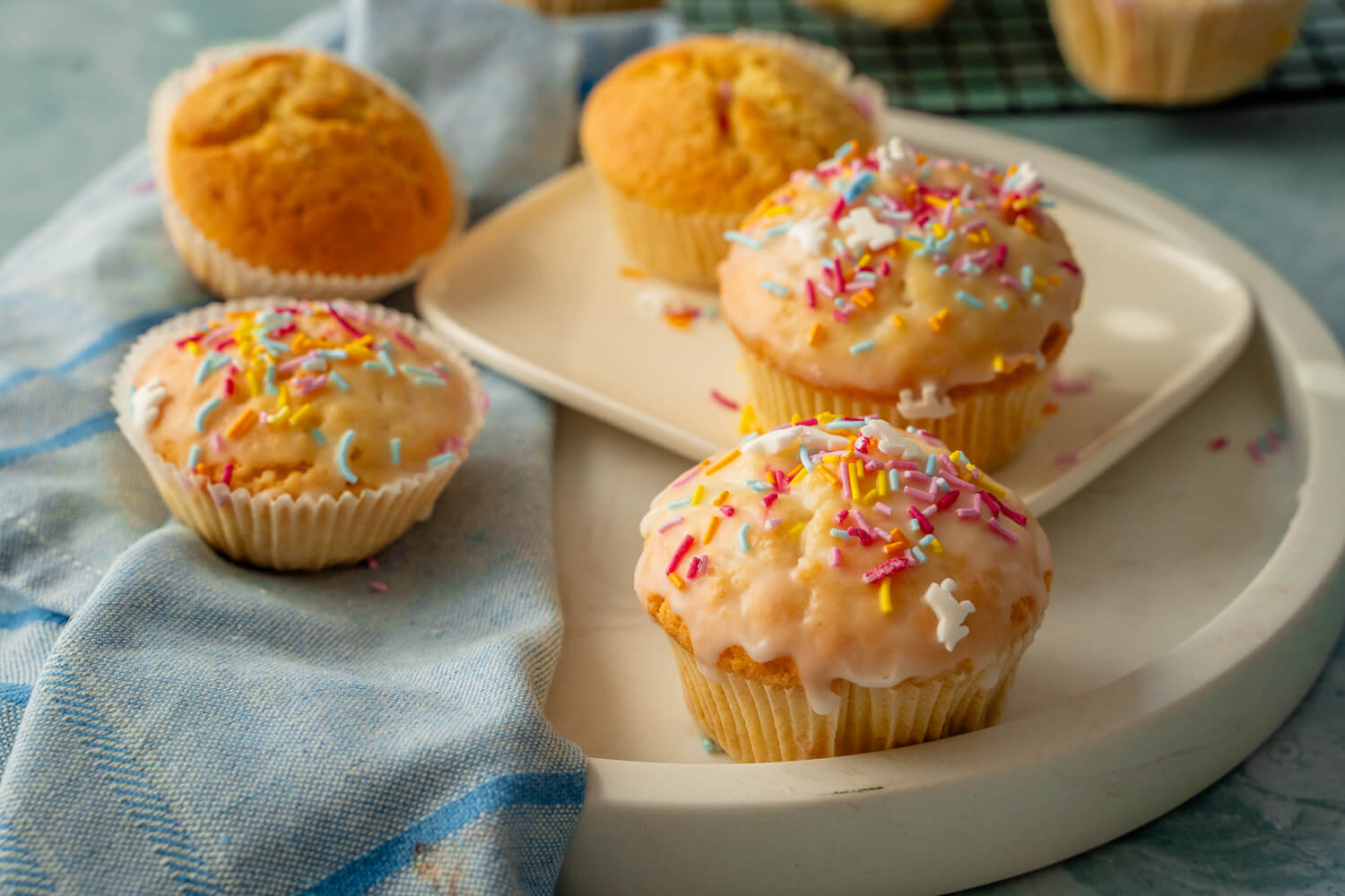 Zitronenmuffins mit bunten Streuseln - Einfach Malene Zitronenmuffins mit bunten Streuseln - Einfach Malene