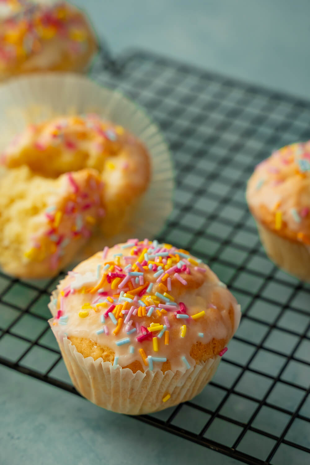 Zitronenmuffins mit bunten Streuseln - Einfach Malene Zitronenmuffins mit bunten Streuseln - Einfach Malene