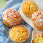 Zitronen Muffins mit bunten Streuseln