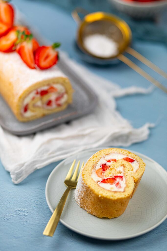 Biskuitrolle mit Sahne und Erdbeeren