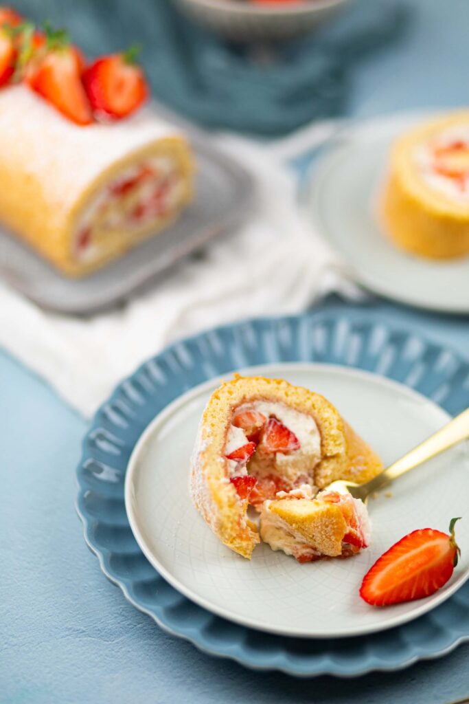 perfekte Biskuitrolle mit Erdbeeren