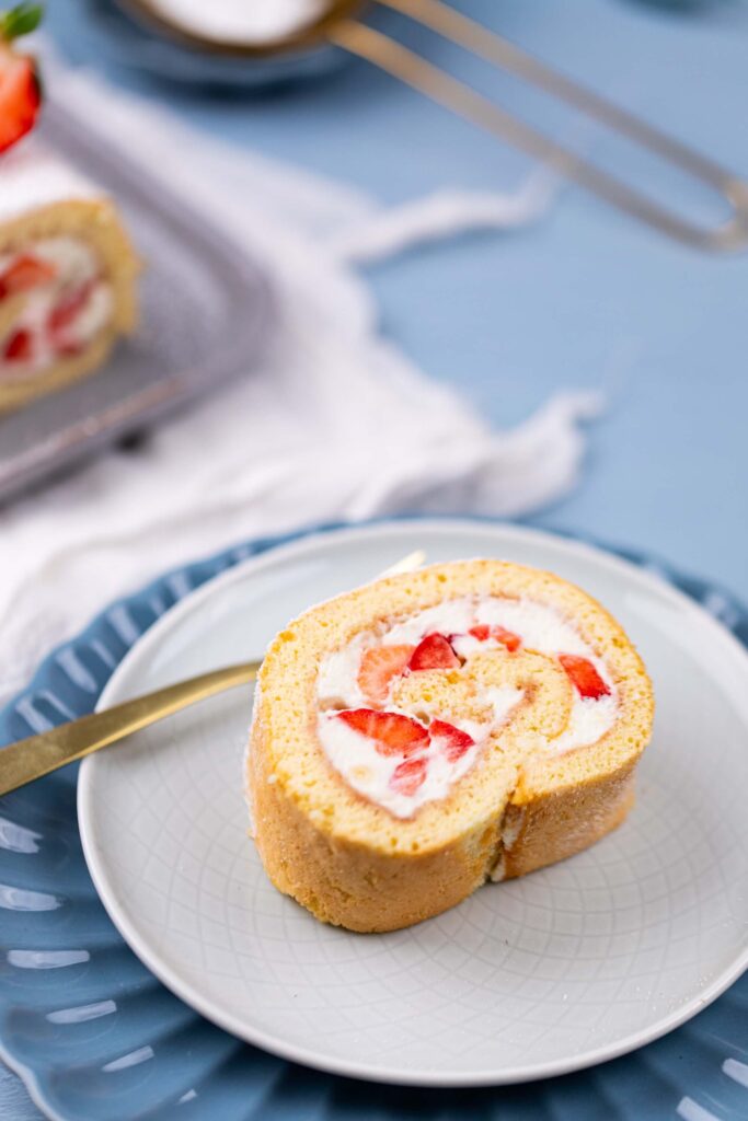 Erdbeerrolle mit Biskuit