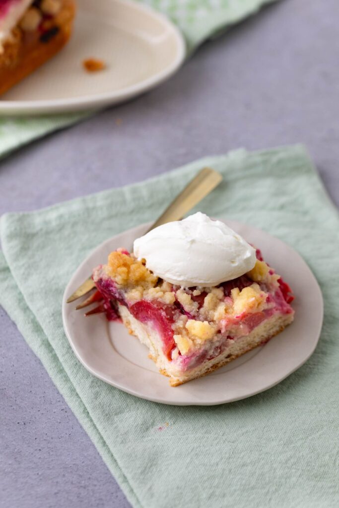 Saftiger Pflaumenkuchen vom Blech mit lockerem Hefeteig und knusprigen Butterstreuselnr