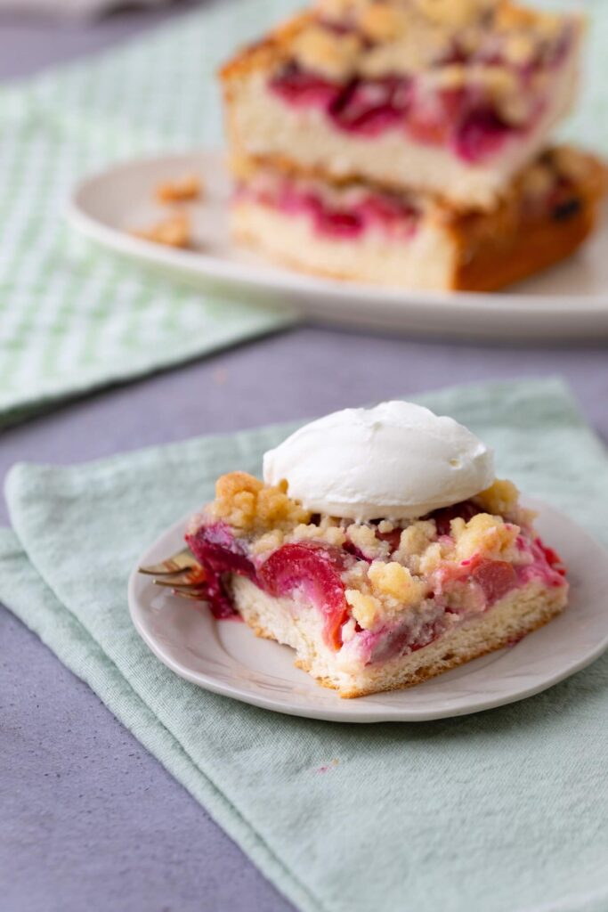 Saftiger Pflaumenkuchen vom Blech mit lockerem Hefeteig und knusprigen Butterstreuseln – einfaches Rezept für den Spätsommer