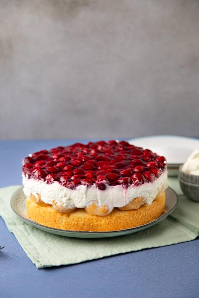 Windbeuteltorte mit Sahne und Quark
