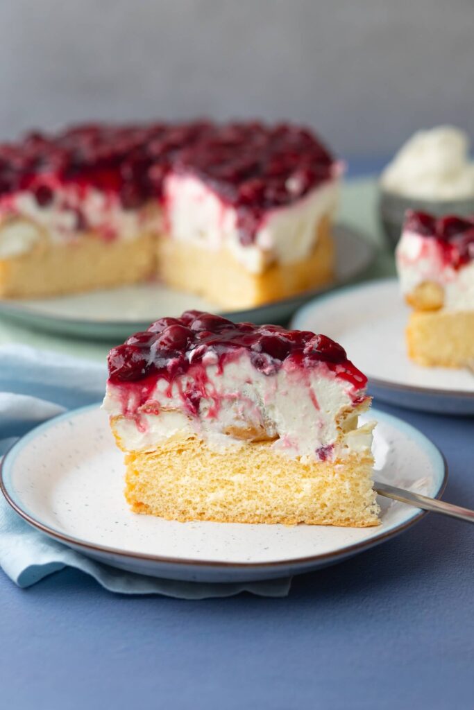 windbeuteltorte mit kirschen