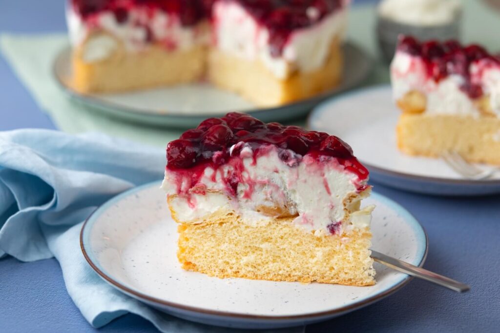 Windbeuteltorte mit Kirschen – einfaches Rezept mit Sahne