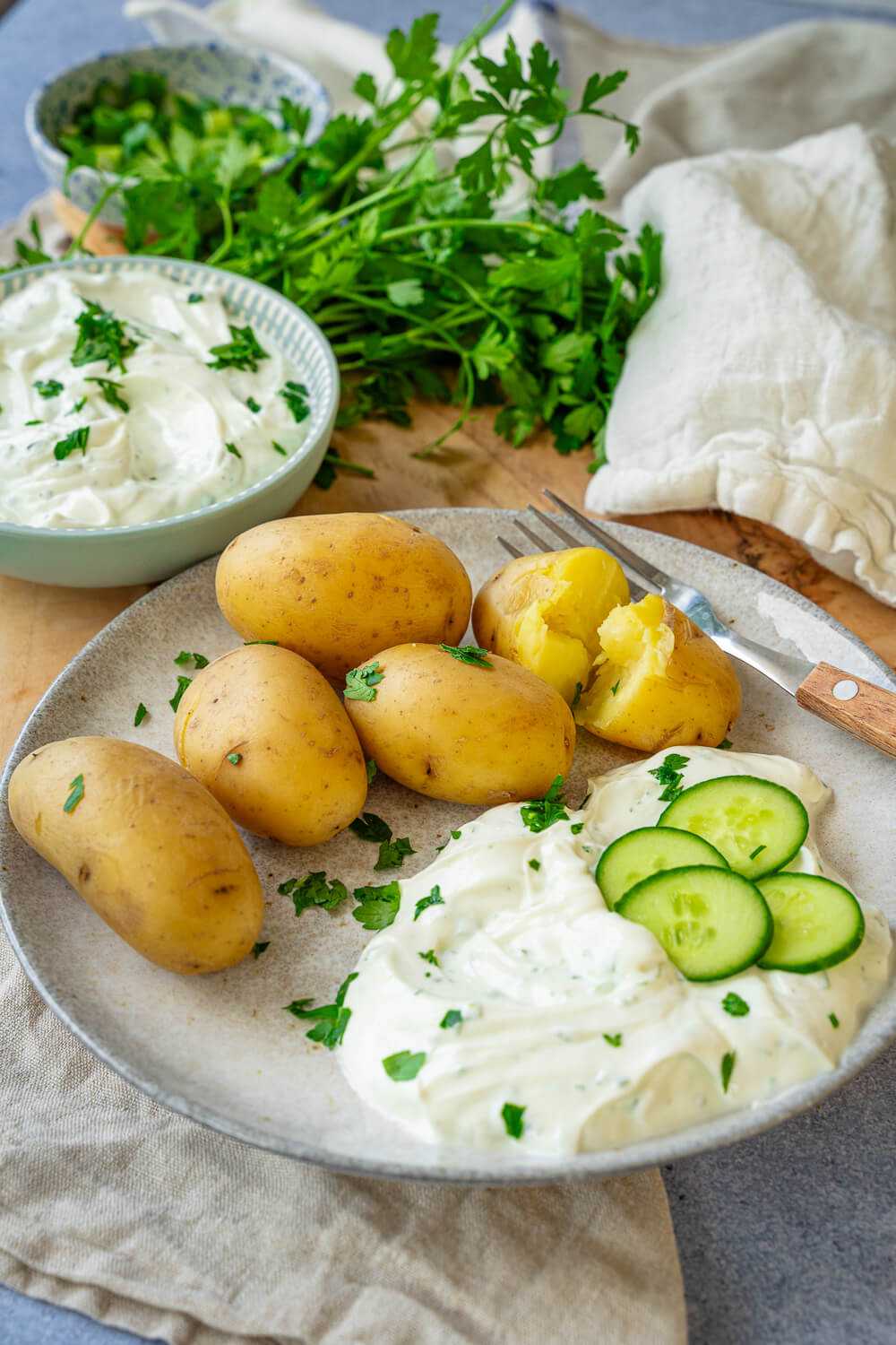 So kochst du schnelle Kartoffeln mit Kräuterquark So kochst du schnelle Kartoffeln mit Kräuterquark