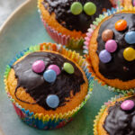 Muffins mit Schokostückchen und Smarties