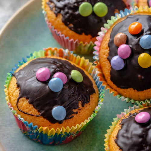 Muffins mit Schokostückchen und Smarties