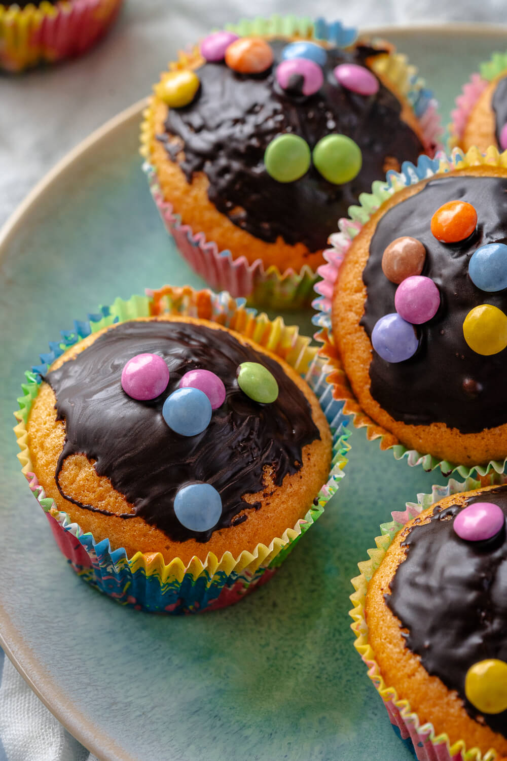 Muffins mit Schokostückchen und Smarties