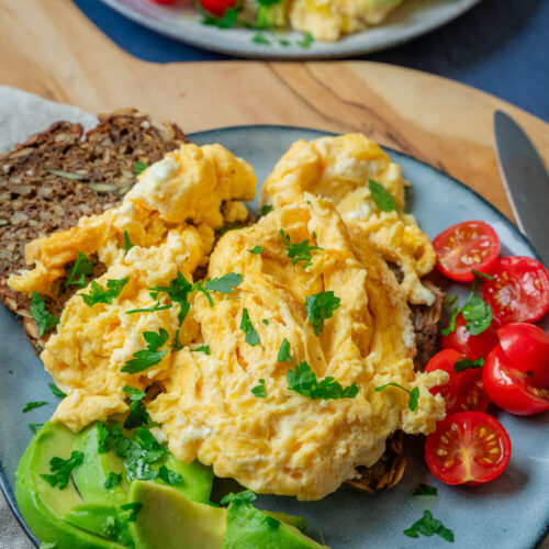 Rührei mit körnigem Frischkäse