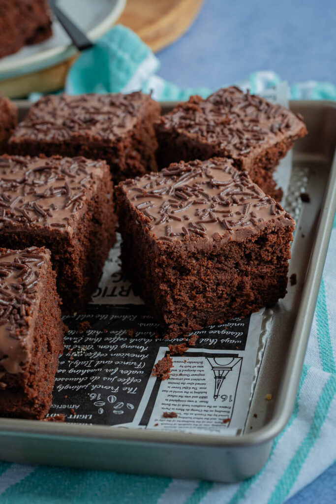 Einfachen Schokokuchen backen - mit extra vielen Schokostreuseln