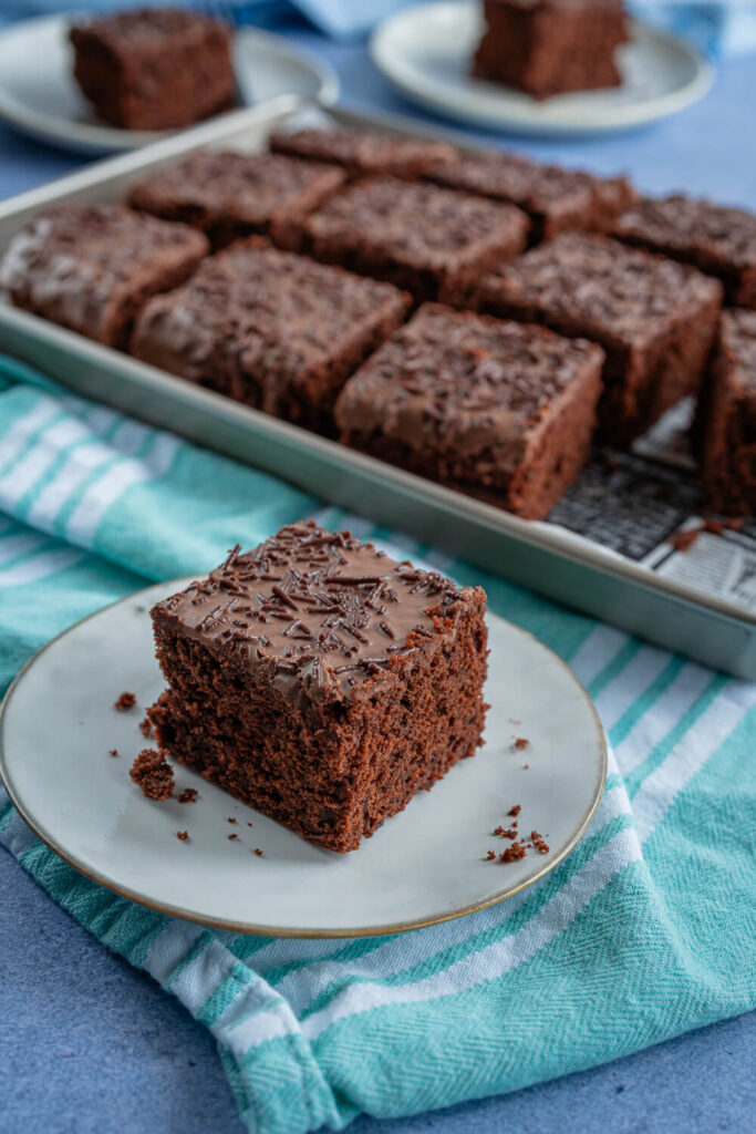 Einfachen Schokokuchen backen - mit extra vielen Schokostreuseln