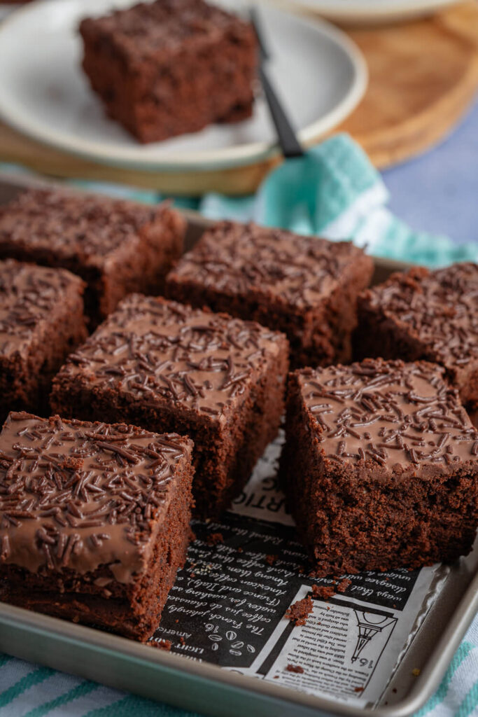 Einfachen Schokokuchen backen - mit extra vielen Schokostreuseln