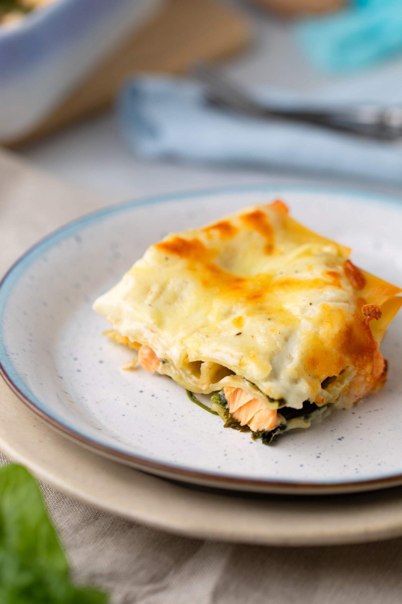 Lachs Lasagne mit Spinat - einfaches Rezept mit cremiger Sauce ... Lachs Lasagne mit Spinat - einfaches Rezept mit cremiger Sauce ...