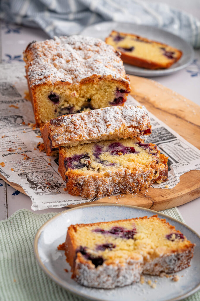 saftiger Zitronenkuchen mit Blaubeeren