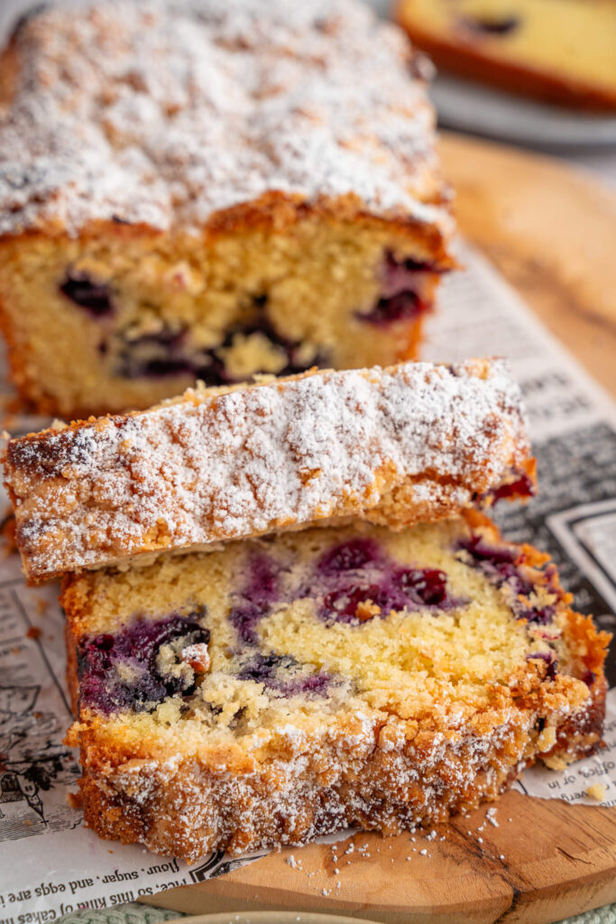 Zitronen-Blaubeer-Kuchen mit Streuseln – ein saftiger Kastenkuchen mit frischen oder TK-Heidelbeeren. Einfaches Rührteig-Rezept mit feiner Zitronennote.
