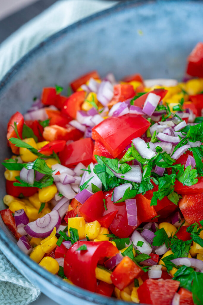 Maissalat mit Paprika und Petersilie