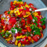 Maissalat mir Paprika und Petersilie