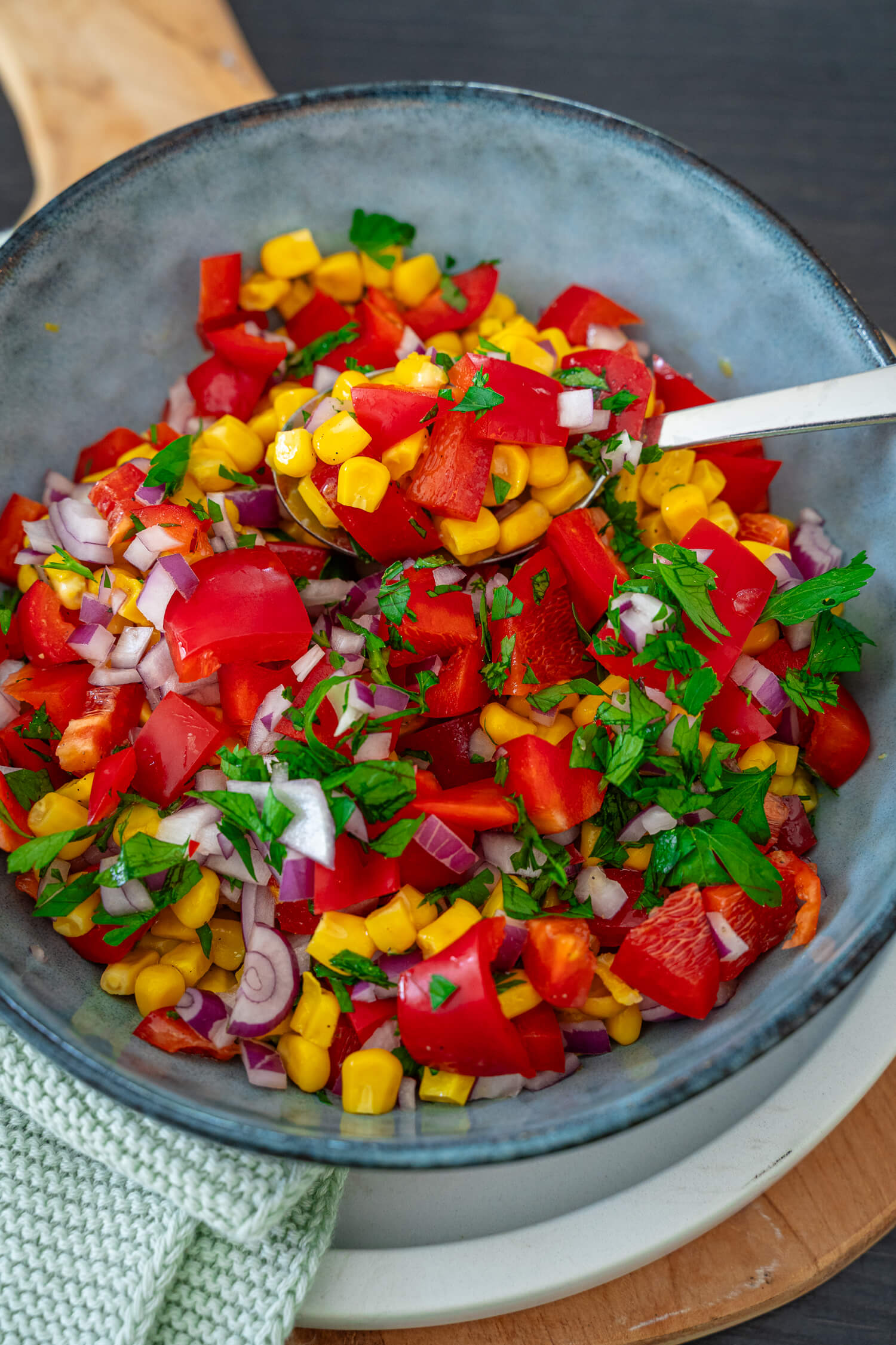 Maissalat mir Paprika und Petersilie