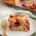 Zimtschnecken-Kuchen mit Pflaumen