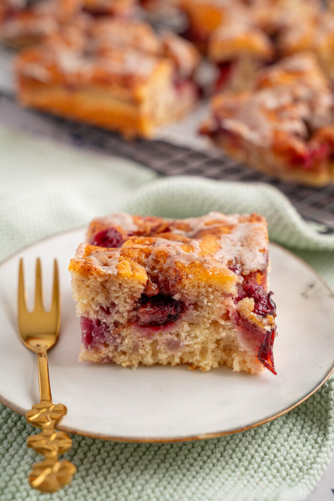 Zimtschnecken-Kuchen mit Pflaumen