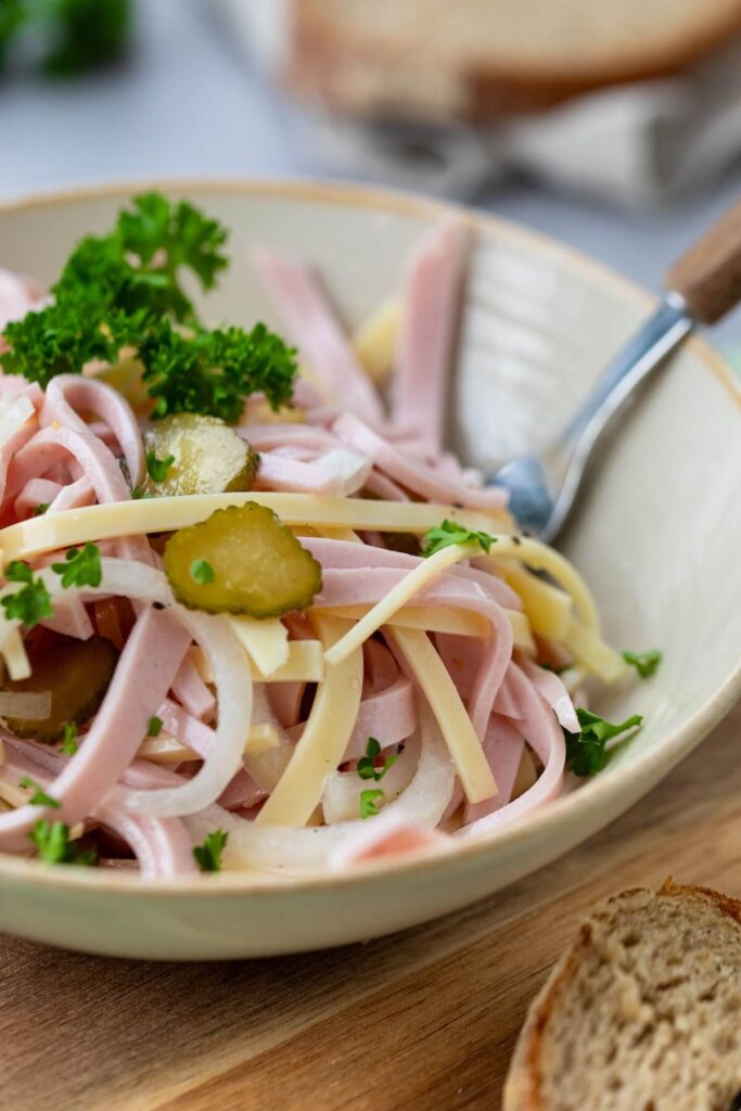 Wurstsalat Rezept mit Käse