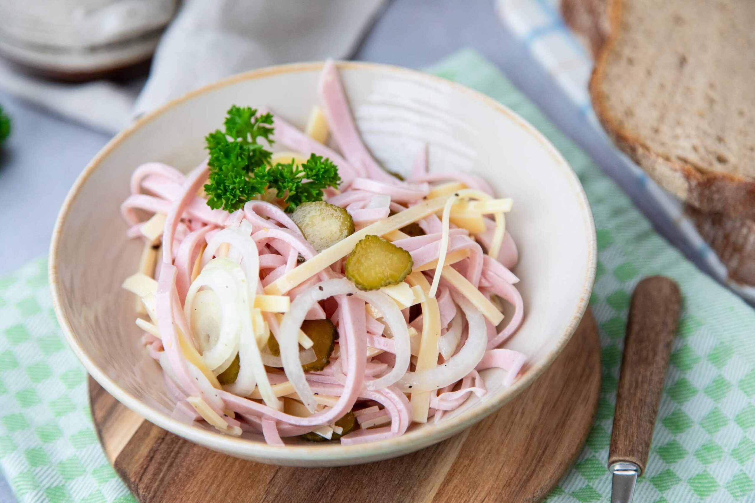 Schweizer Wurstsalat - Lyoner und Emmentaler
